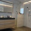 badkamer-betonlook-steigerhout