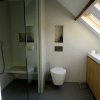 badkamer-betonlook-steigerhout